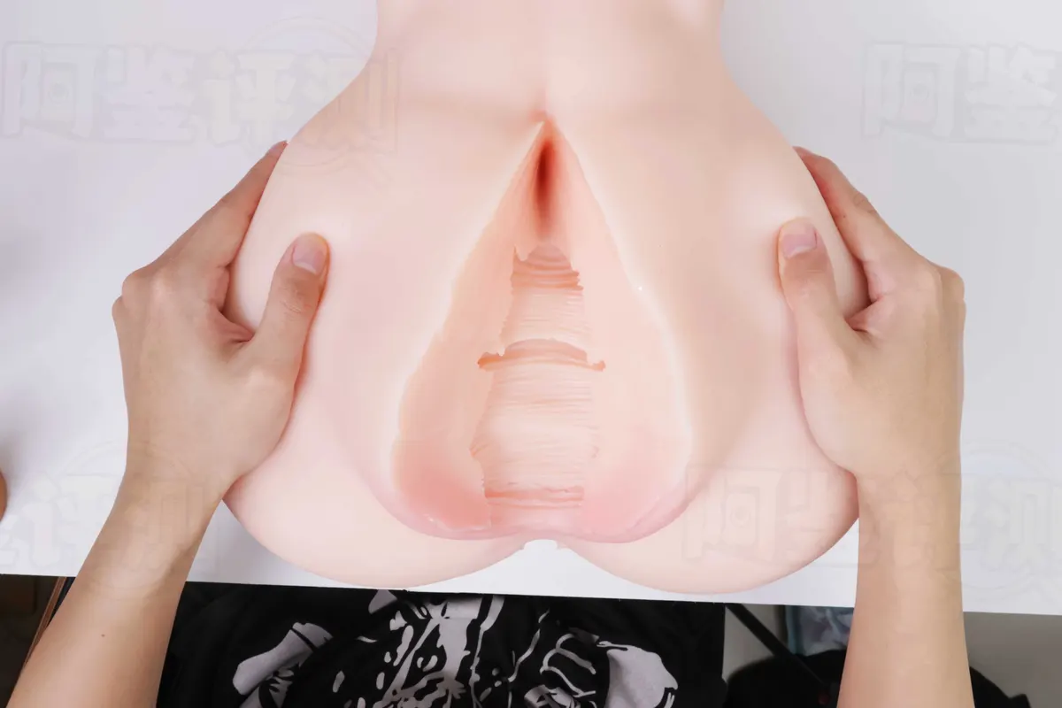 OK 原型钛体: massiver Torso mit widersprüchlicher Weichfüllung