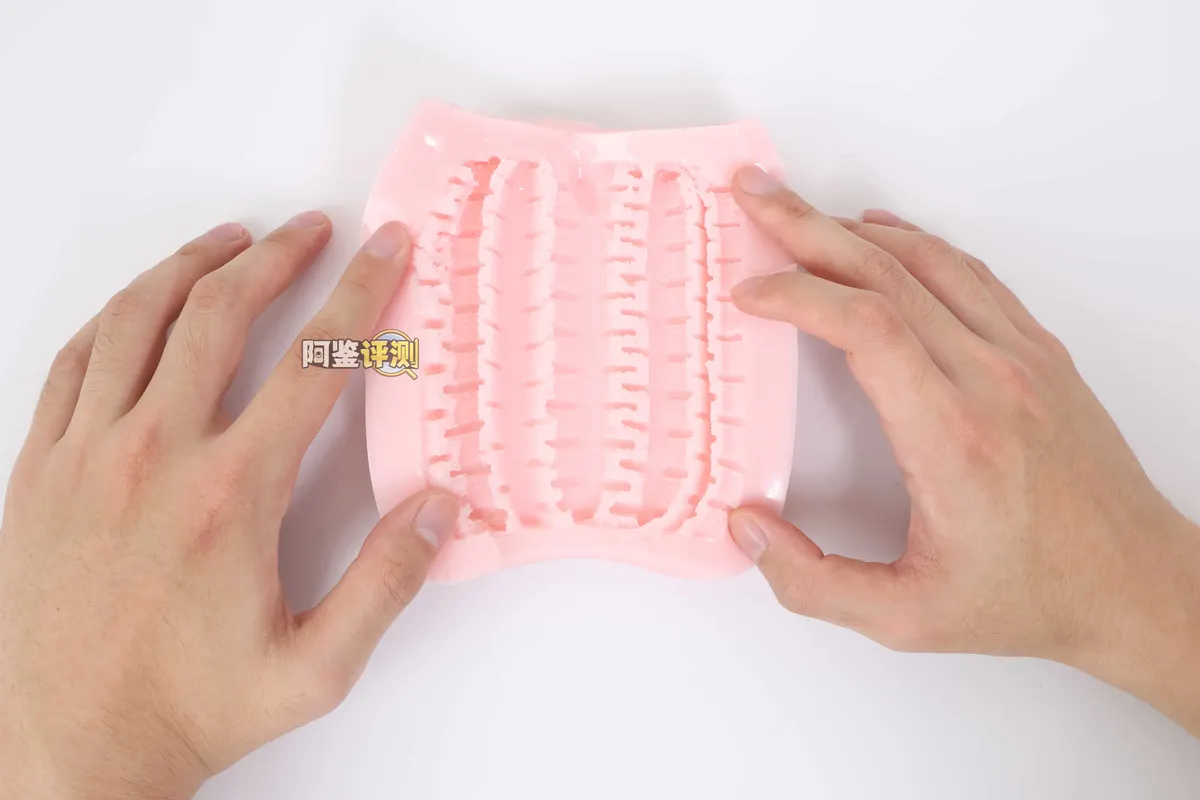 COOLP 尖叫甜心: weiches, klebriges Material und Längstexturen